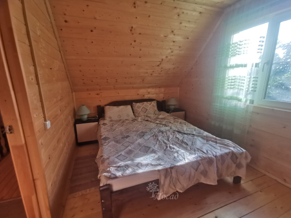 Домик на море с мансардой, в которой страдали дети. Несмотря на кондиционер, в мансарде жарко было всегда. Единственное, что мирило нас с этим домом - близость моря (70 шагов).