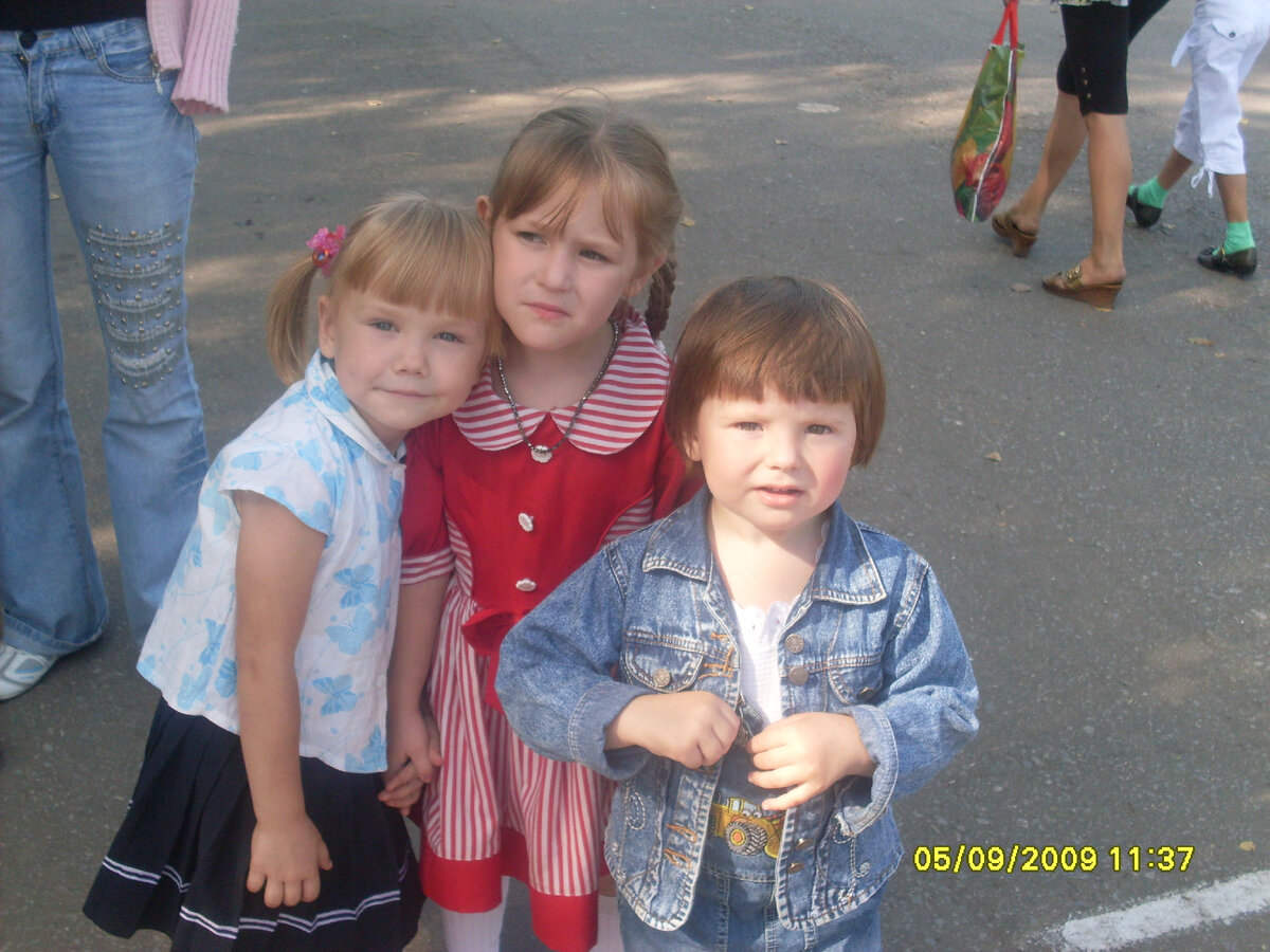 Лиза, Катя, Ульяна, 2009, на площади на празднике День знаний