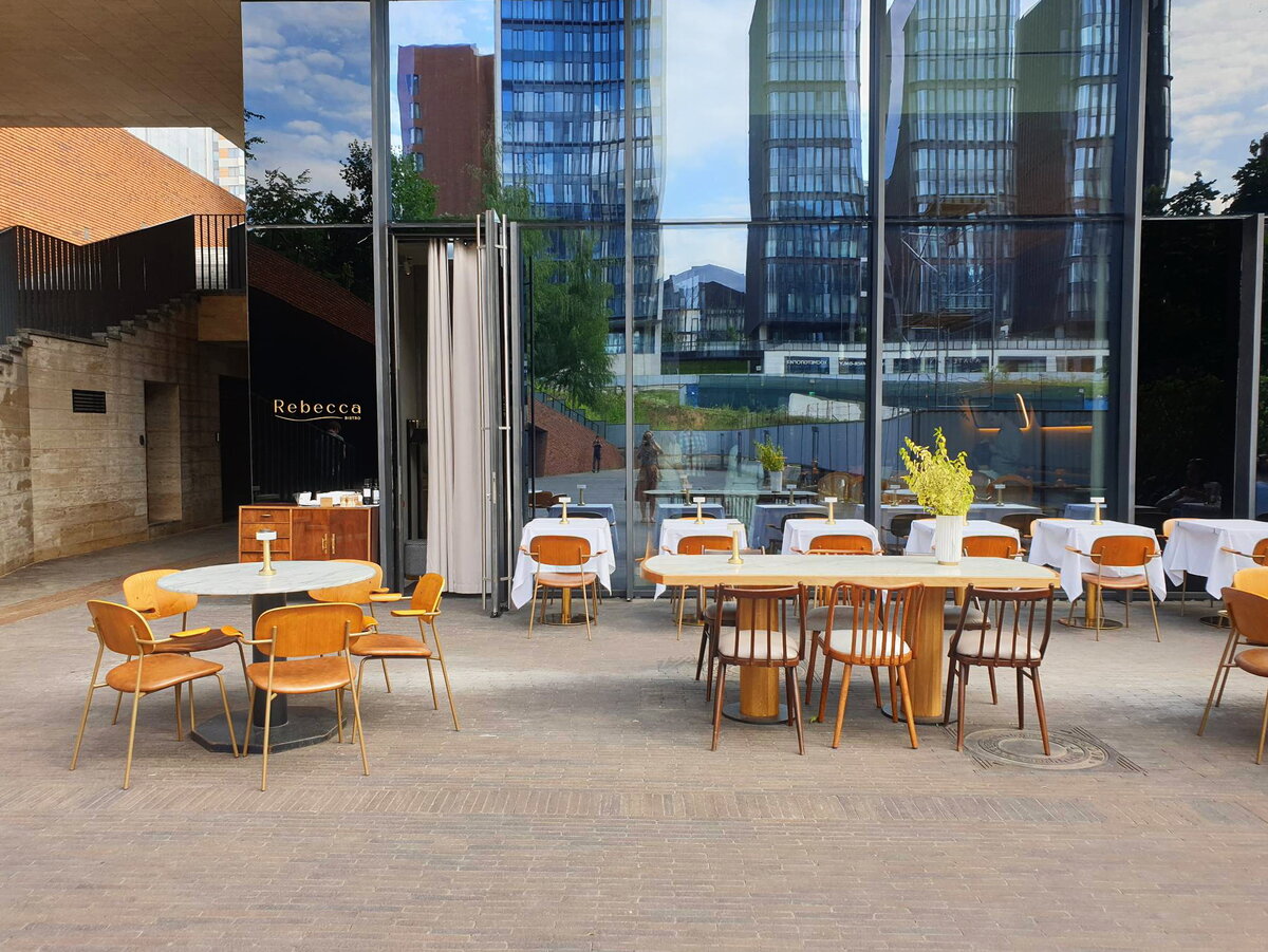 Вход в ресторан "Ребекка" и его летняя "веранда"