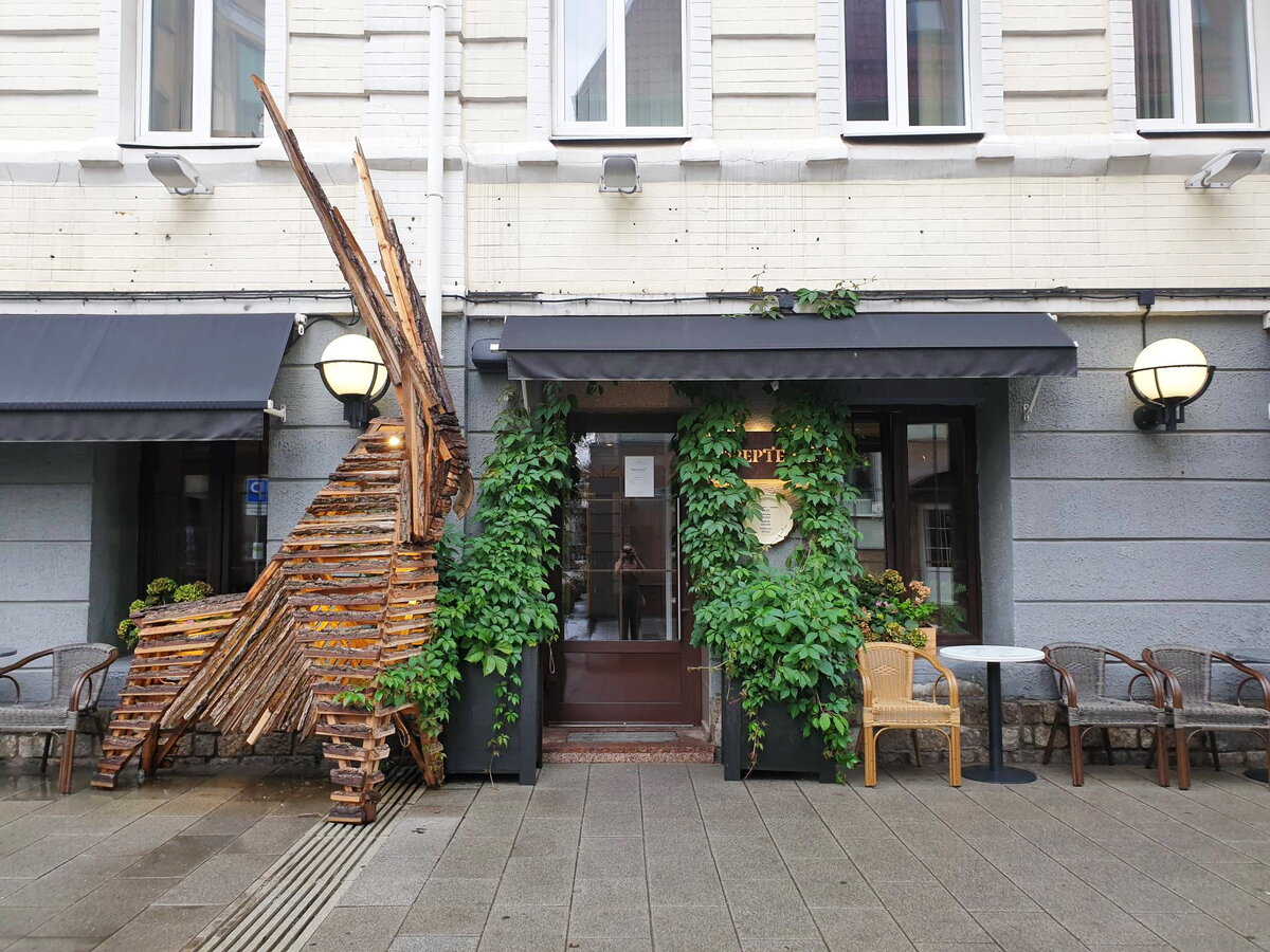 Вход в ресторан "Вертели" охраняет деревянный рогатый козёл