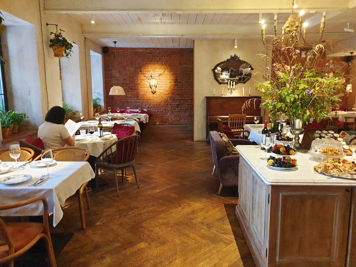 Зал ресторана "Вертели". И даже имеется фортепиано