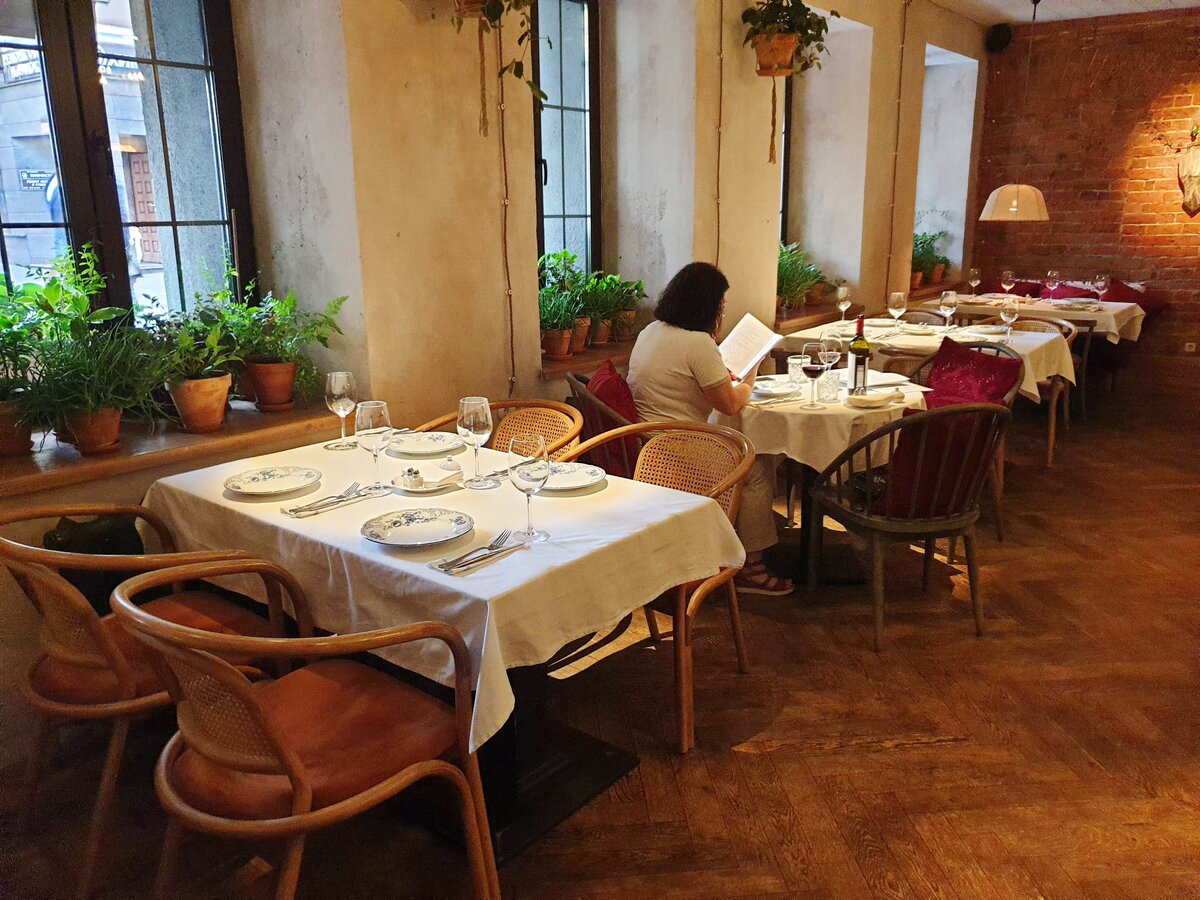 Ряд столиков вдоль окон