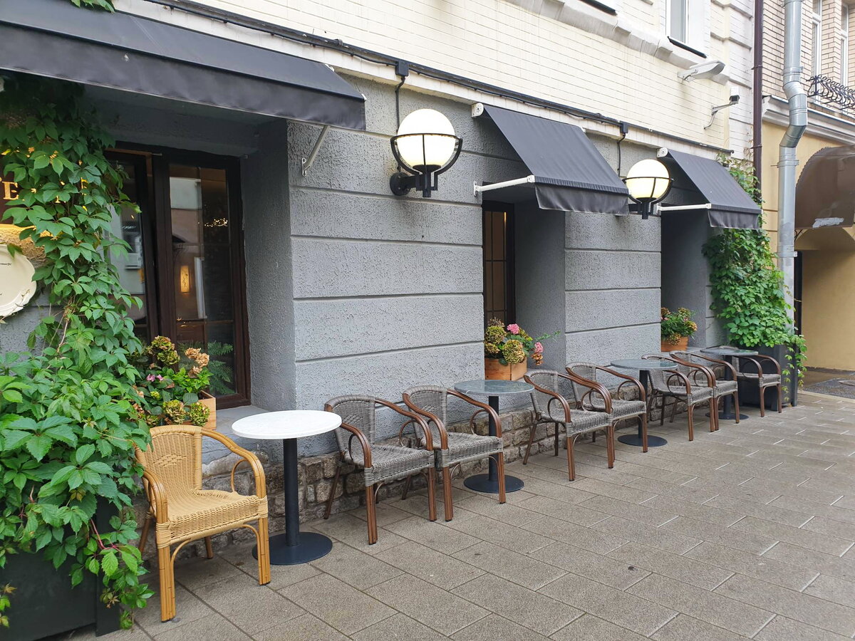 Столики возле входа