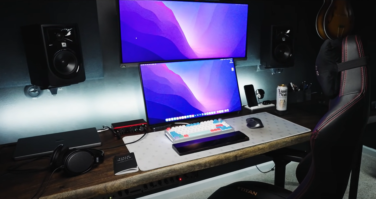 Рабочий стол человека, который действительно выполняет свою работу