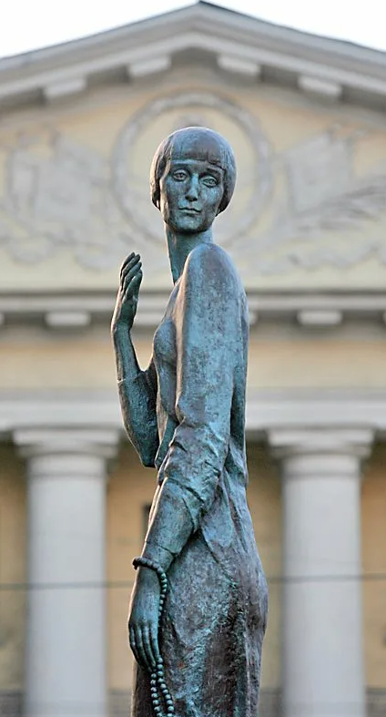 Ахматова адреса в петербурге. Памятник Анне Ахматовой СПБ. Памятник Ахматовой напротив крестов Санкт- Петербург. Памятник Анне Ахматовой на набережной Робеспьера. Памятник Анне Ахматовой в Санкт-Петербурге на Шпалерной.