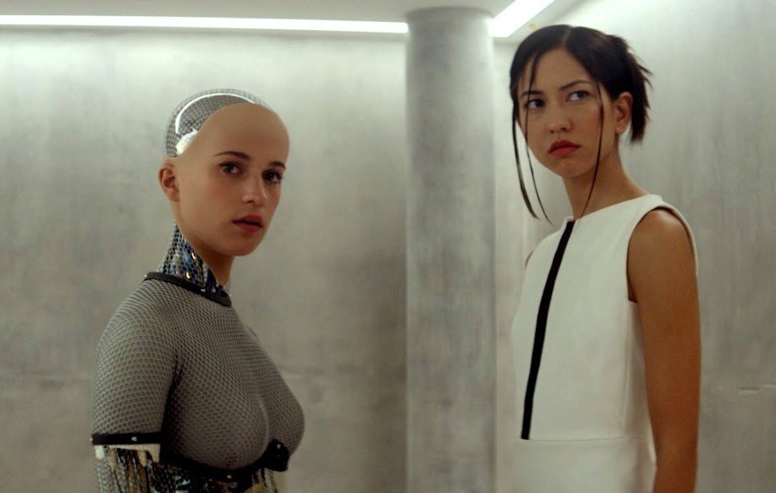 Кадр из киноленты "Из машины/Ex Machina"