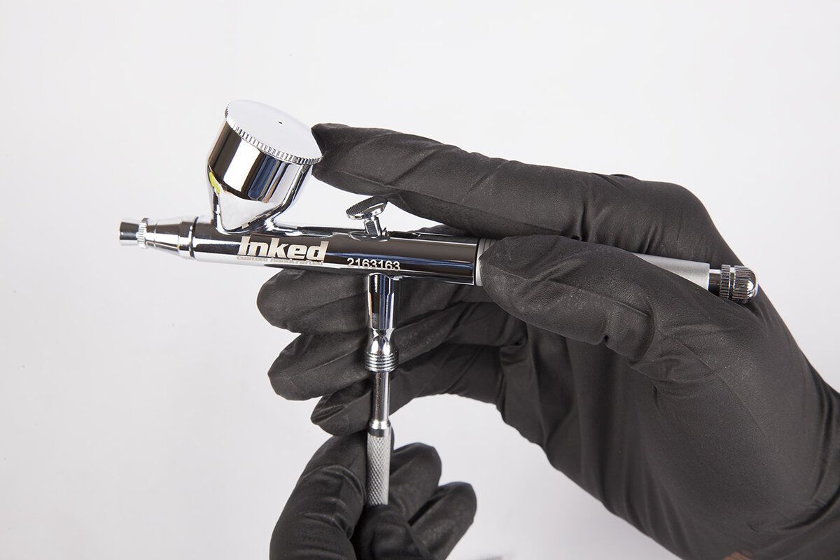 С аэрографом я работаю в латексных перчатках: и модель не залапывается отпечатками пальцев, и руки потом отмывать не приходится.