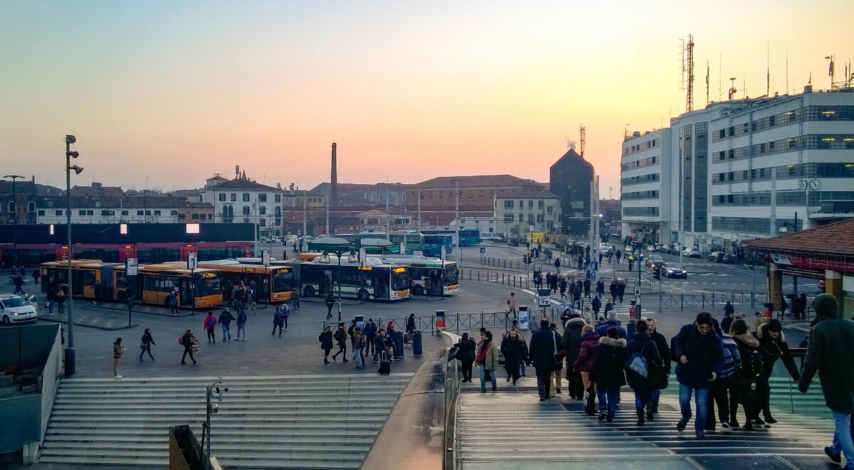 До Пьяццале Рома мы добрались только в нашу четвёртую поездку в Венецию. Тем удивительнее было видеть непривычный общественный транспорт в привычном городе без автомобилей