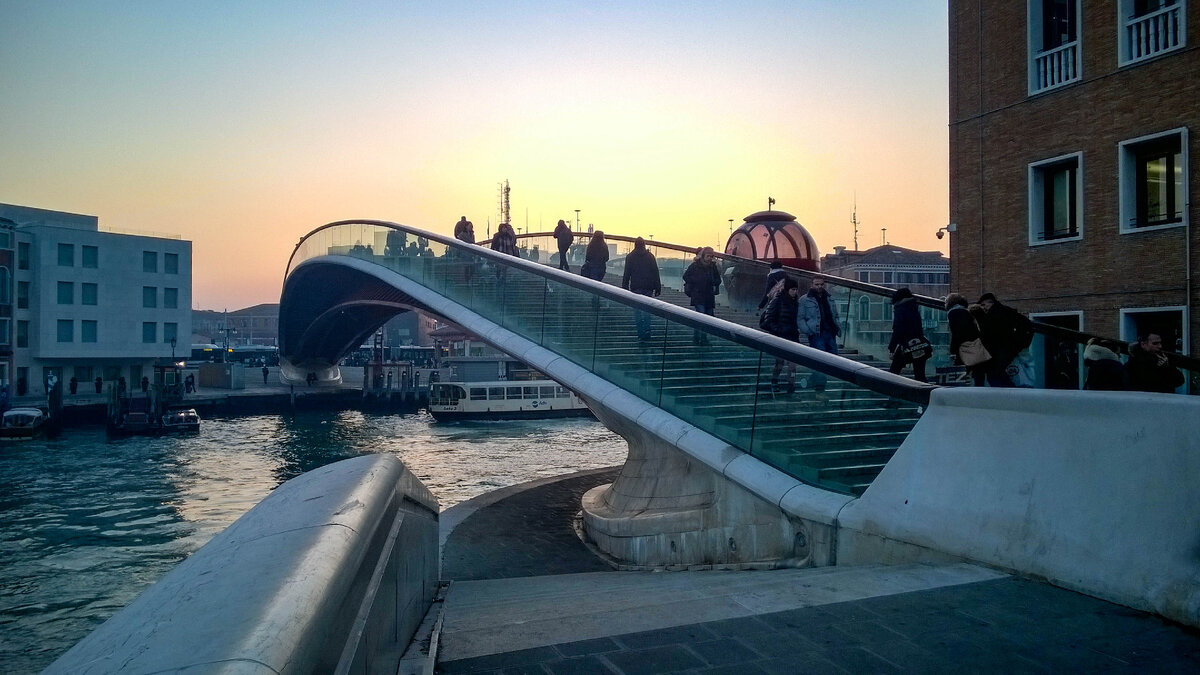 Мост Конституции по проекту Сантьяго Калатравы. Будь он построен в другом городе, то моментально стал бы местной достопримечательностью. А в Венеции он чужой.