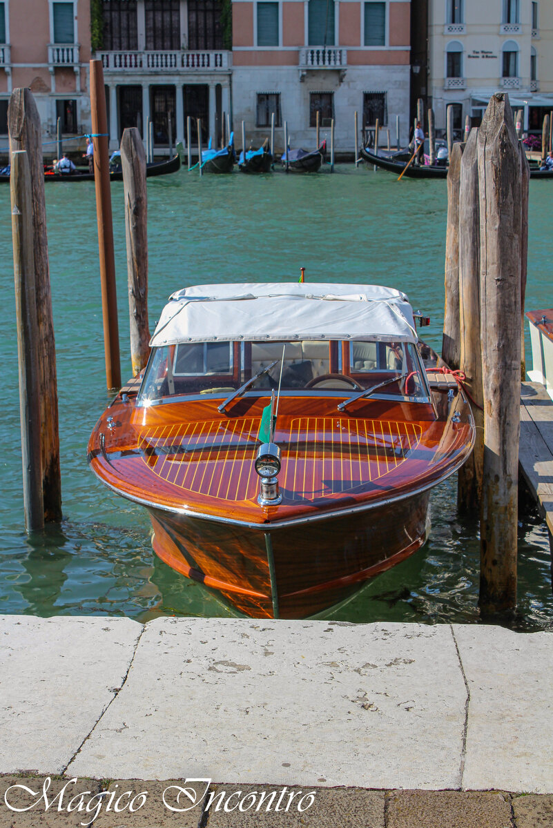 Вот за рулём такого катера можно встретить венецианца