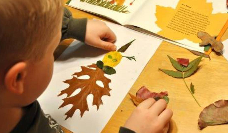 Смотрите, перед ребенком даже пособие лежит. Неужели плагиат?!