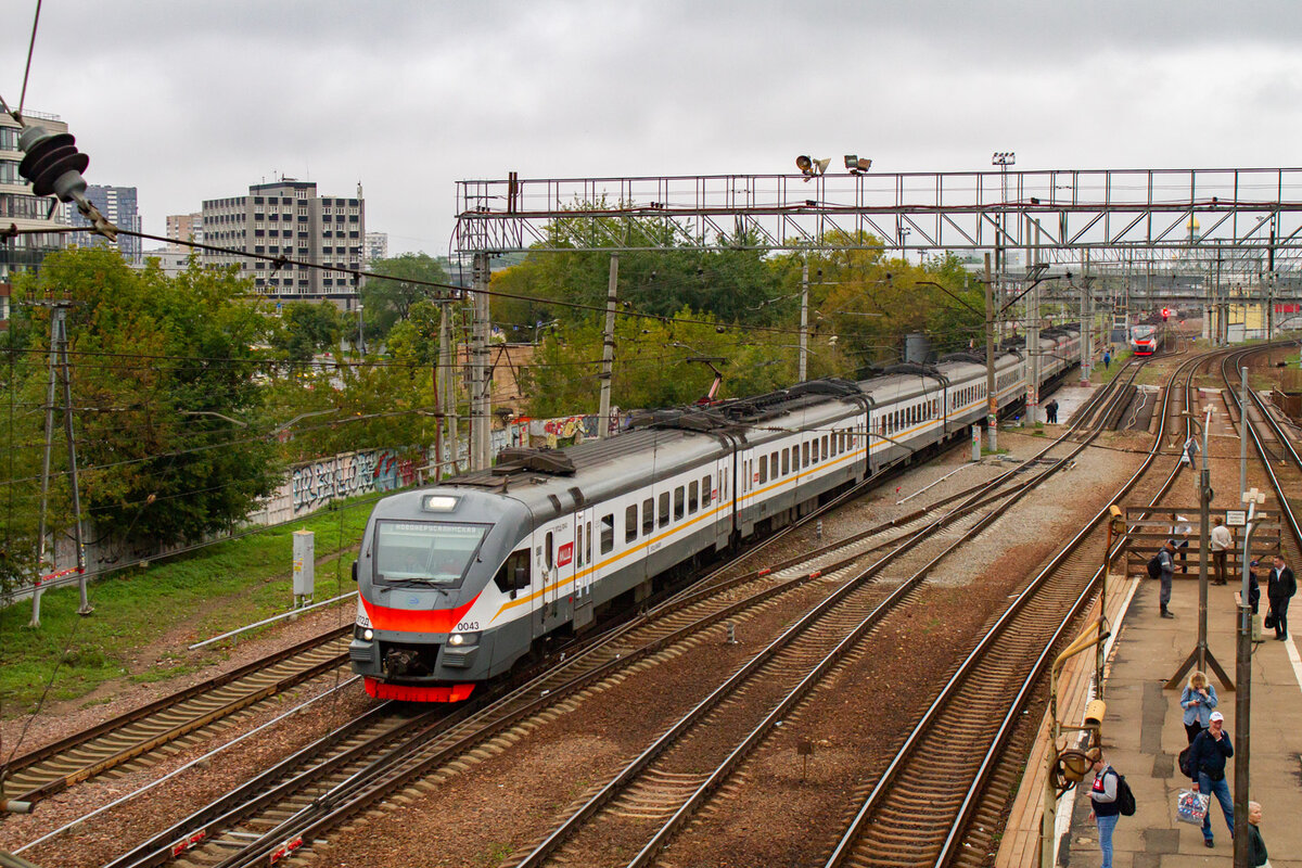 ЭП2Д едет мимо платформы Серп и Молот