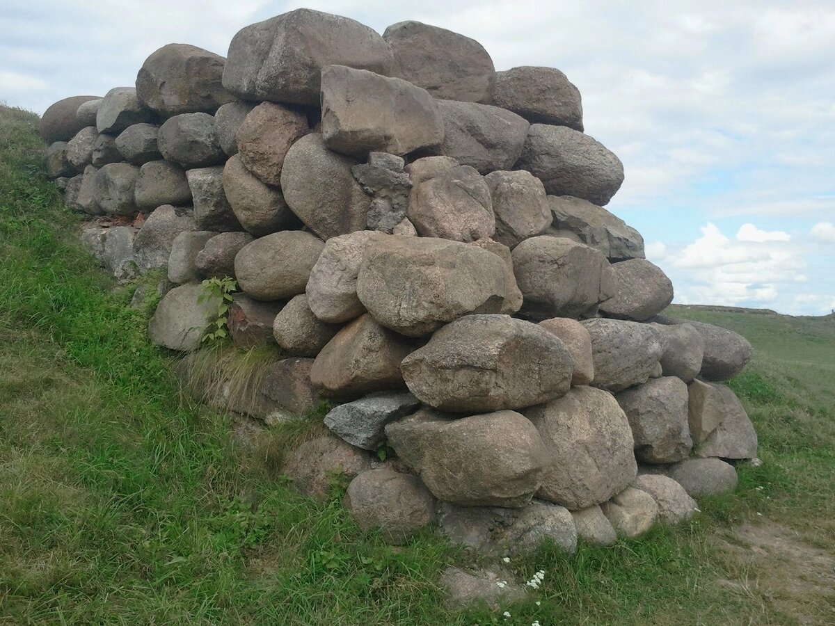 Новогрудсий замок. Часть стены Малой брамы. (53.601050, 25.827580)