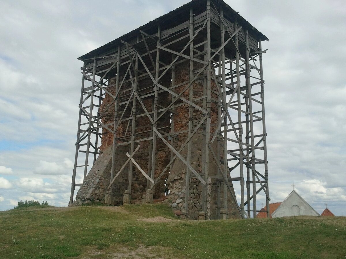 Новогрудский замок. Костельная башня (53.601429, 25.828510)
В настоящее время уже частично отреставрирована.