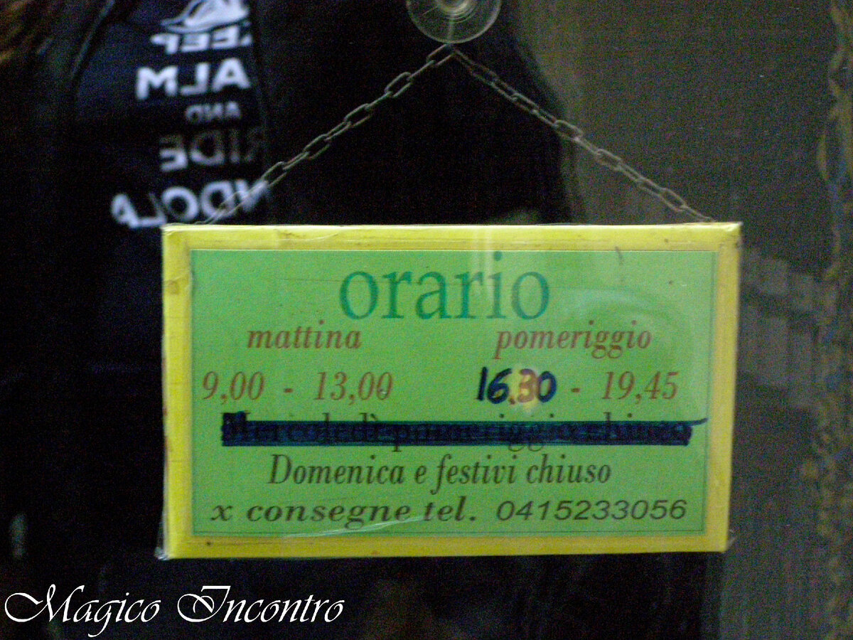 В отражении видна маечка с призывом "Keep calm and ride gondola"