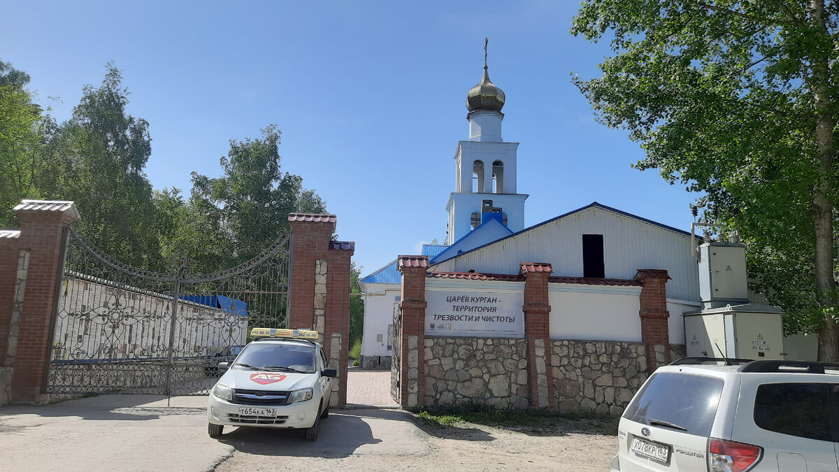 Парковка и вход на территорию Царева кургана. Слева туалет. Всё бесплатно. 