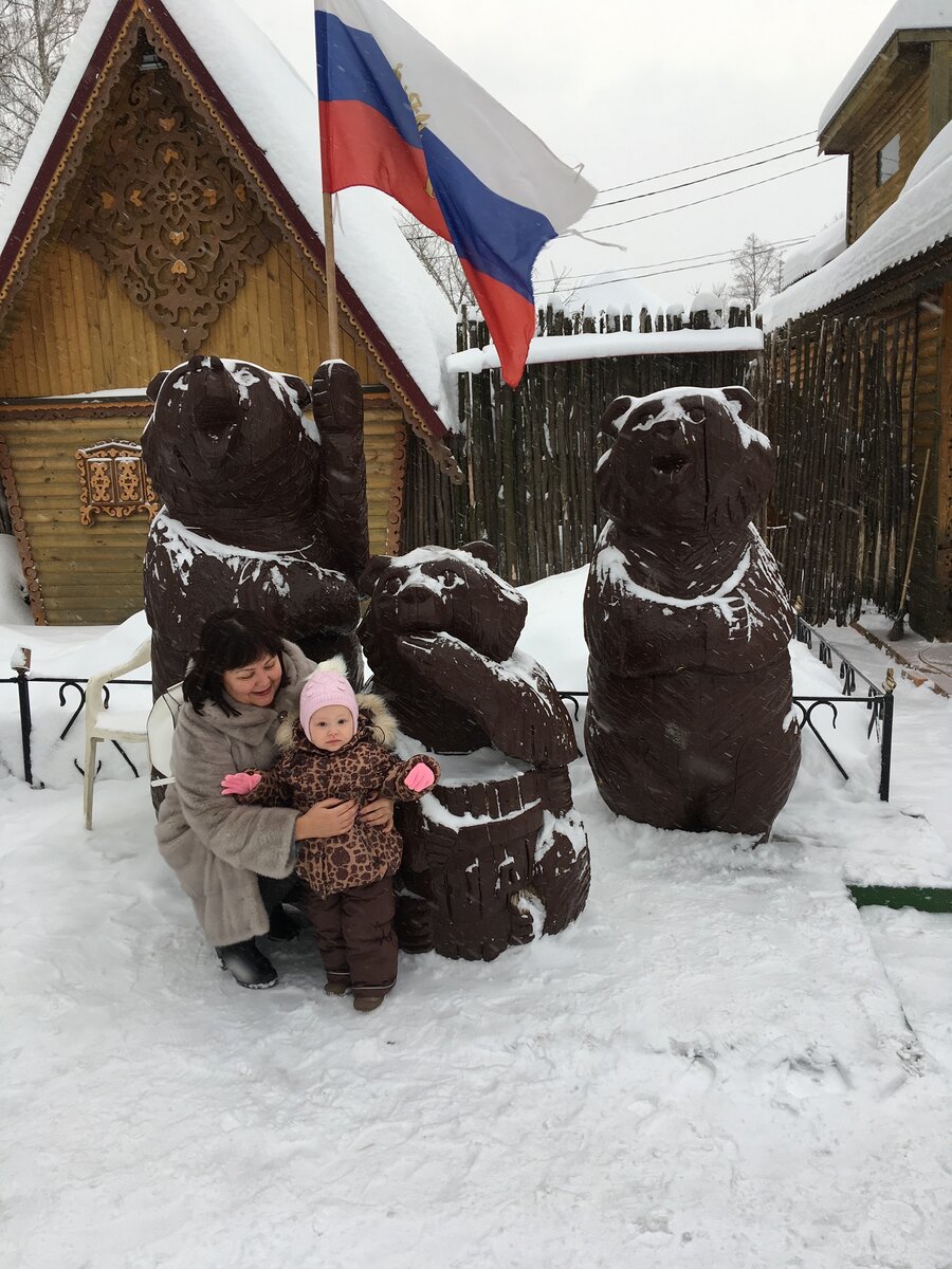 Мы с внучкой, когда она еще была маленькой.