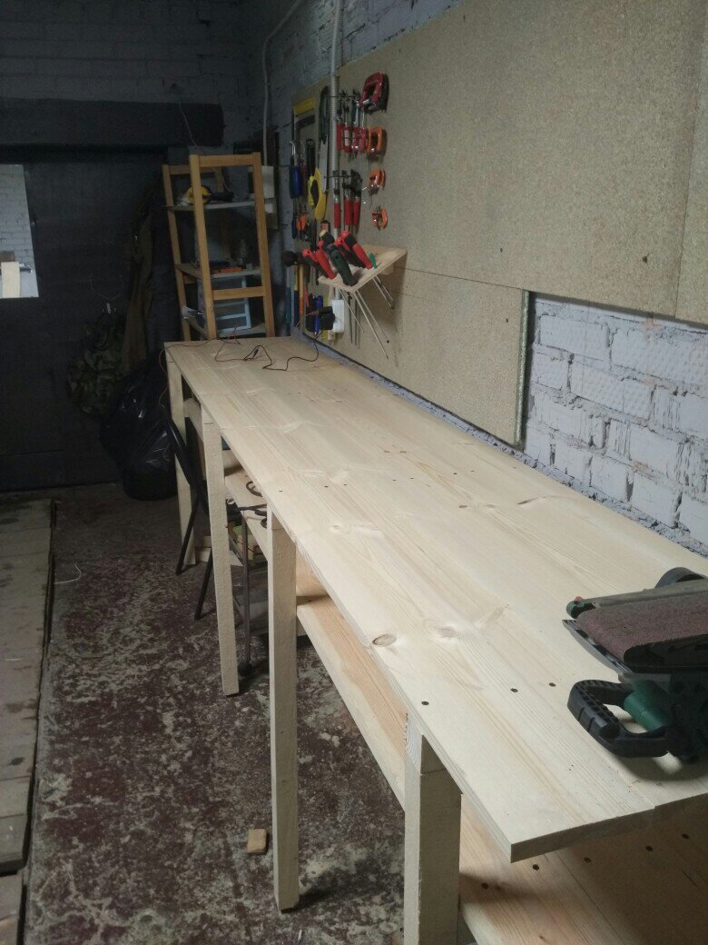 Пример верстака в моей старой мастерской. Очень жизнеспособная и простая конструкция.