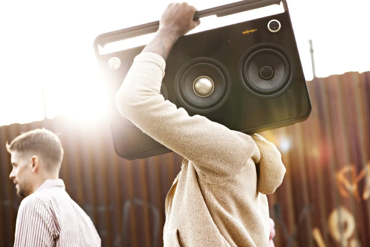 Слушать музыку остановки. Портативная акустика TDK 3 Speaker Boombox. Человек с колонкой. Подростки с колонкой. Люди с колонками на улице.