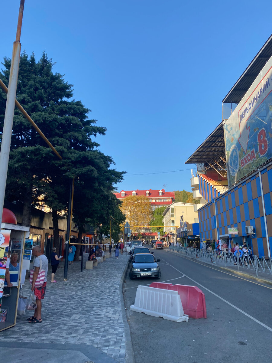 Красная крыша отеля, где мы остановились (вид с ул. Коммунистической)