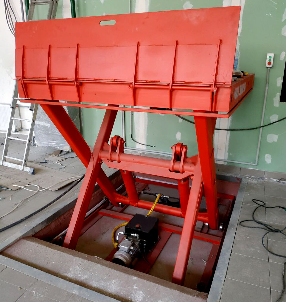Гидравлический подъемный стол RTS 3000 в красной расцветке
