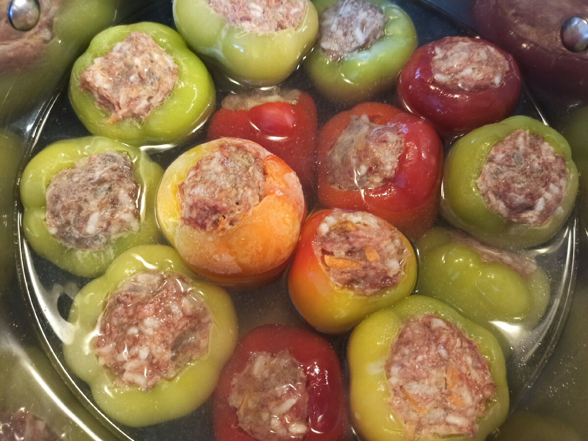 Перцы в большой кастрюле