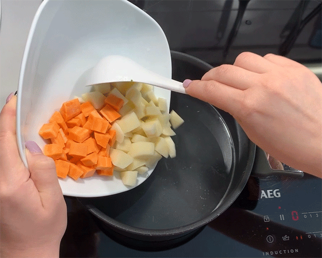 Отправляем в бульон картофель и морковь