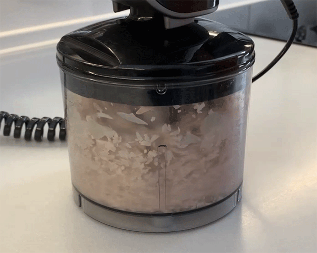 Мясо и лук превращаем в общую массу