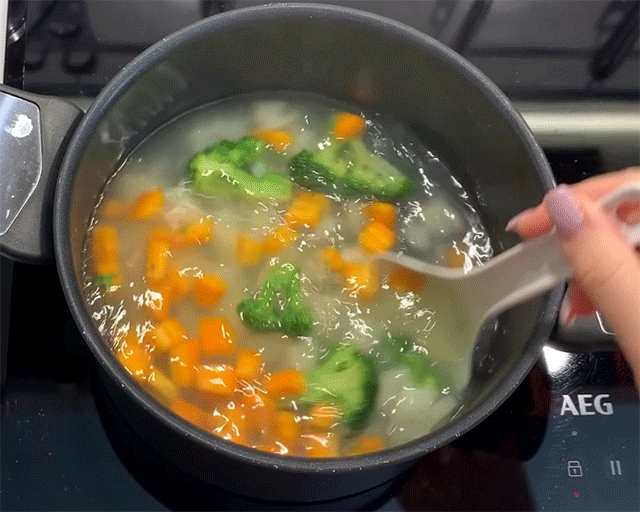 Добавляем брокколи в суп 