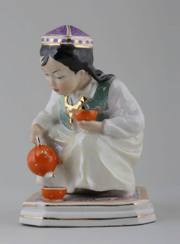 "Маленькая хозяйка", начало 1950-х гг. Мы видим узбекскую девочку в национальной одежде с тюбетейкой на голове, присевшую, чтобы налить из чайника чай в пиалу. "Жилет" (не знаю, как правильно назвать этот предмет национальной одежды) зелёного колера. Фото взято из свободного доступа в интернете. Листайте галерею вправо.