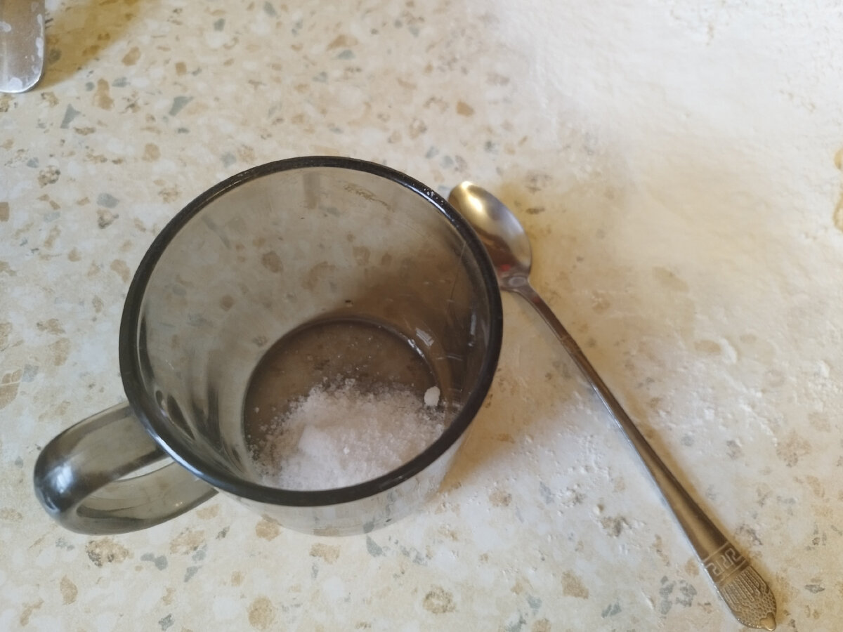 Соль насыпала в стакан.