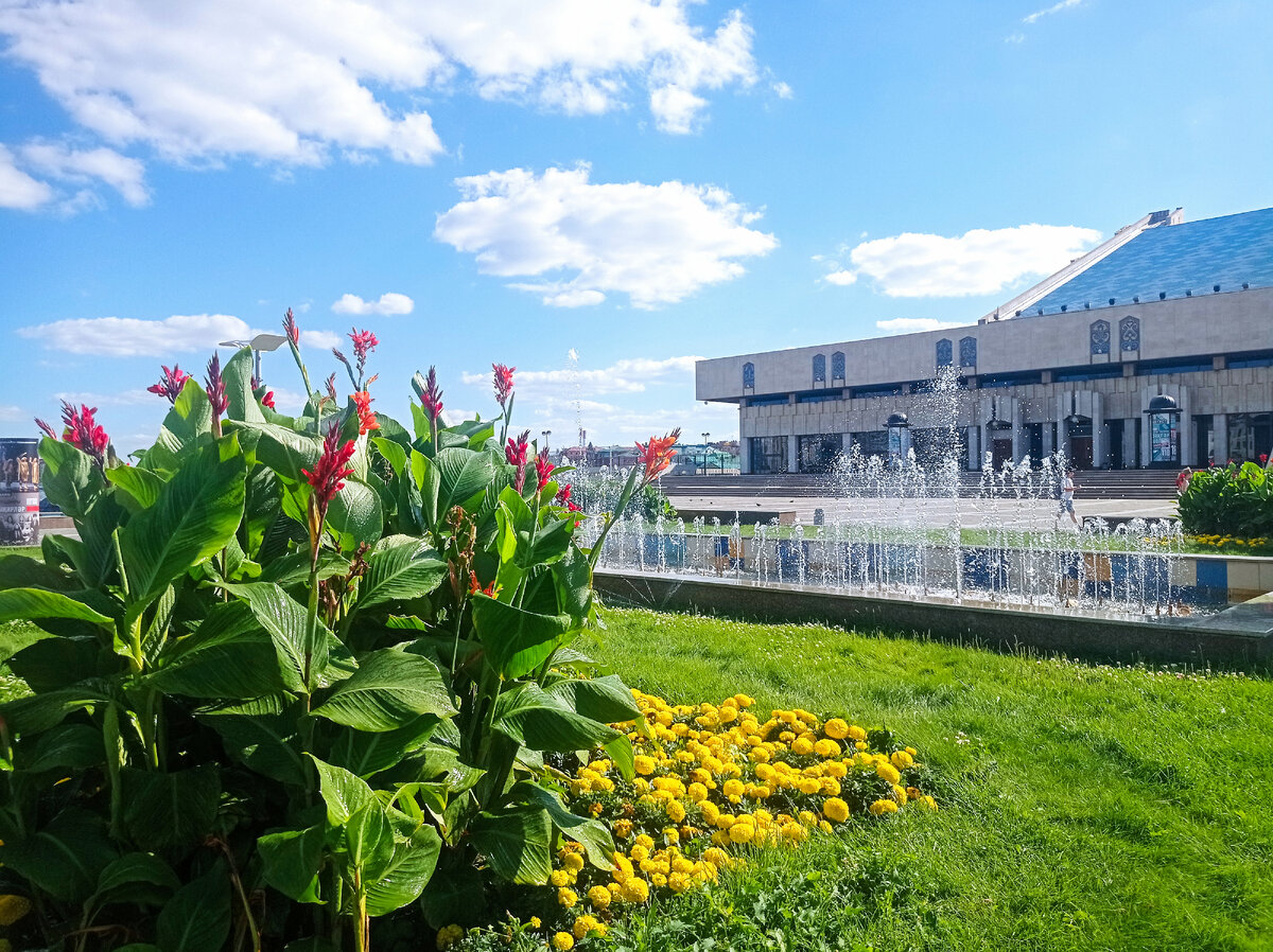 Татарский государственный Академический театр им. Галиасгара Камала и фонтан на одноименной площади