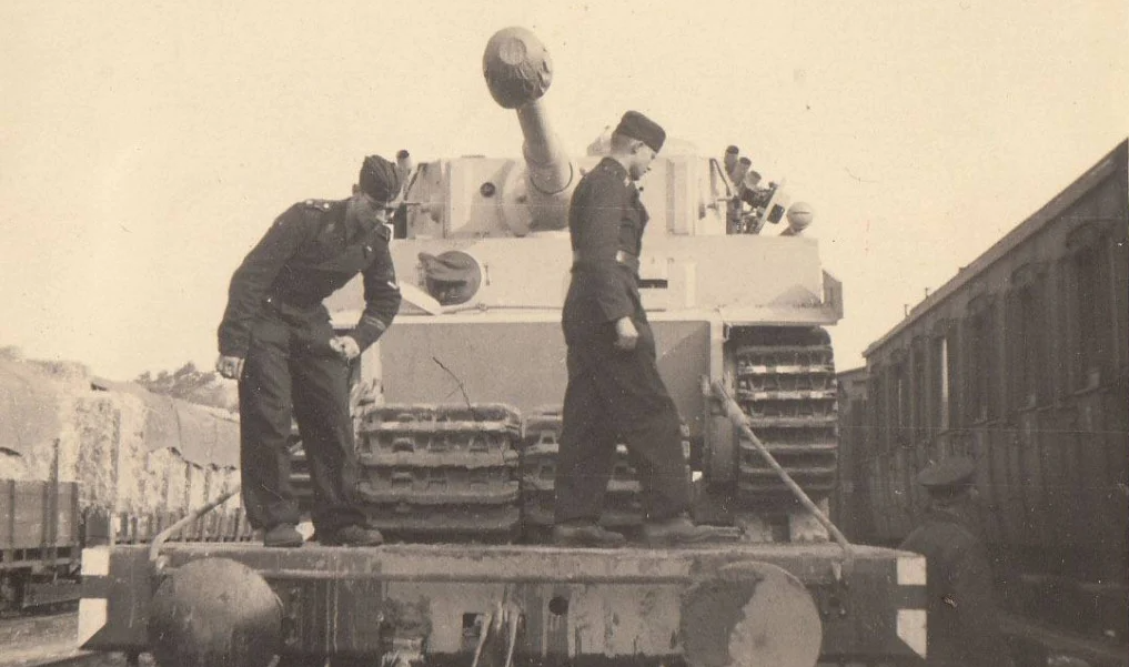 На данном фото отлично видна разница в ширине транспортных и боевых гусениц. При перевозке на железнодорожных платформах боевые гусеницы укладывались под днище танка;