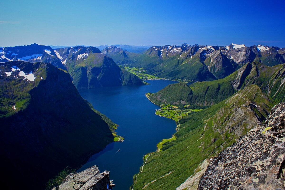 Норвегия фьорды. Фьорд в Норвегии Скандинавия. Норвегия горы фьорды. Акернесет гора в Норвегии. Залив Осло-Фьорд.
