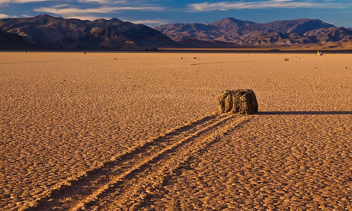 Движущиеся камни. Фото из открытых источников