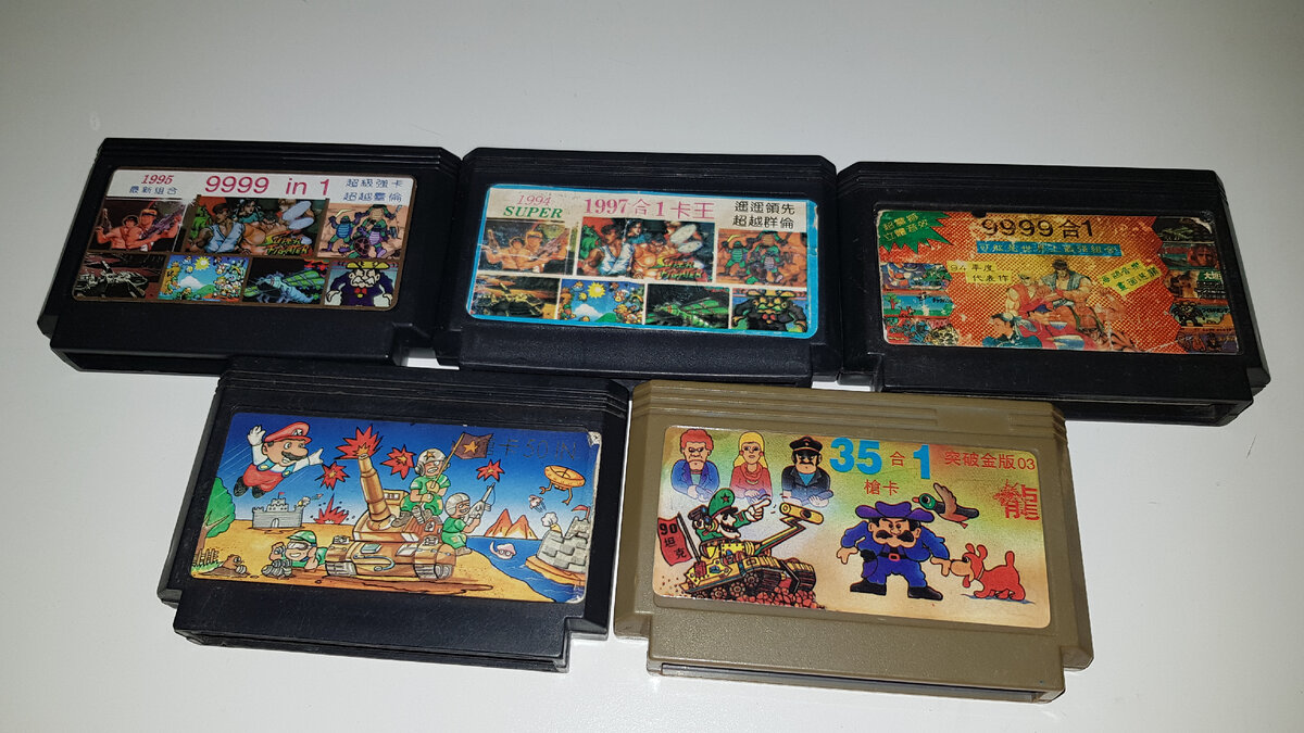 Картриджей 9999 in 1 было несколько штук. Но существенных отличий особо между ними нет. 