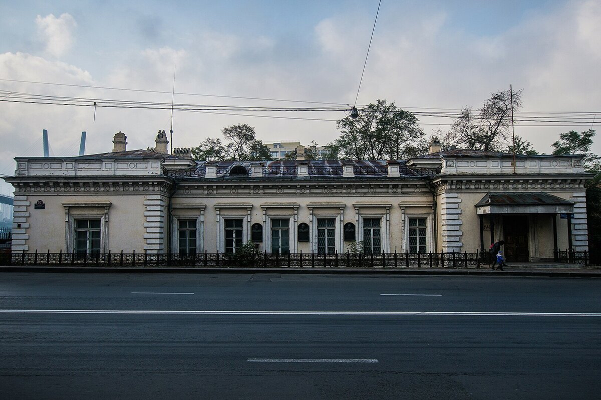 Дом генерал-губернатора, три мемориальные доски: цесаревича Николая, генерал-губернатора Унтербергера, большевика Суханова Авторство: Genkayo. Собственная работа, CC BY-SA 3.0, https://commons.wikimedia.org/w/index.php?curid=28686478