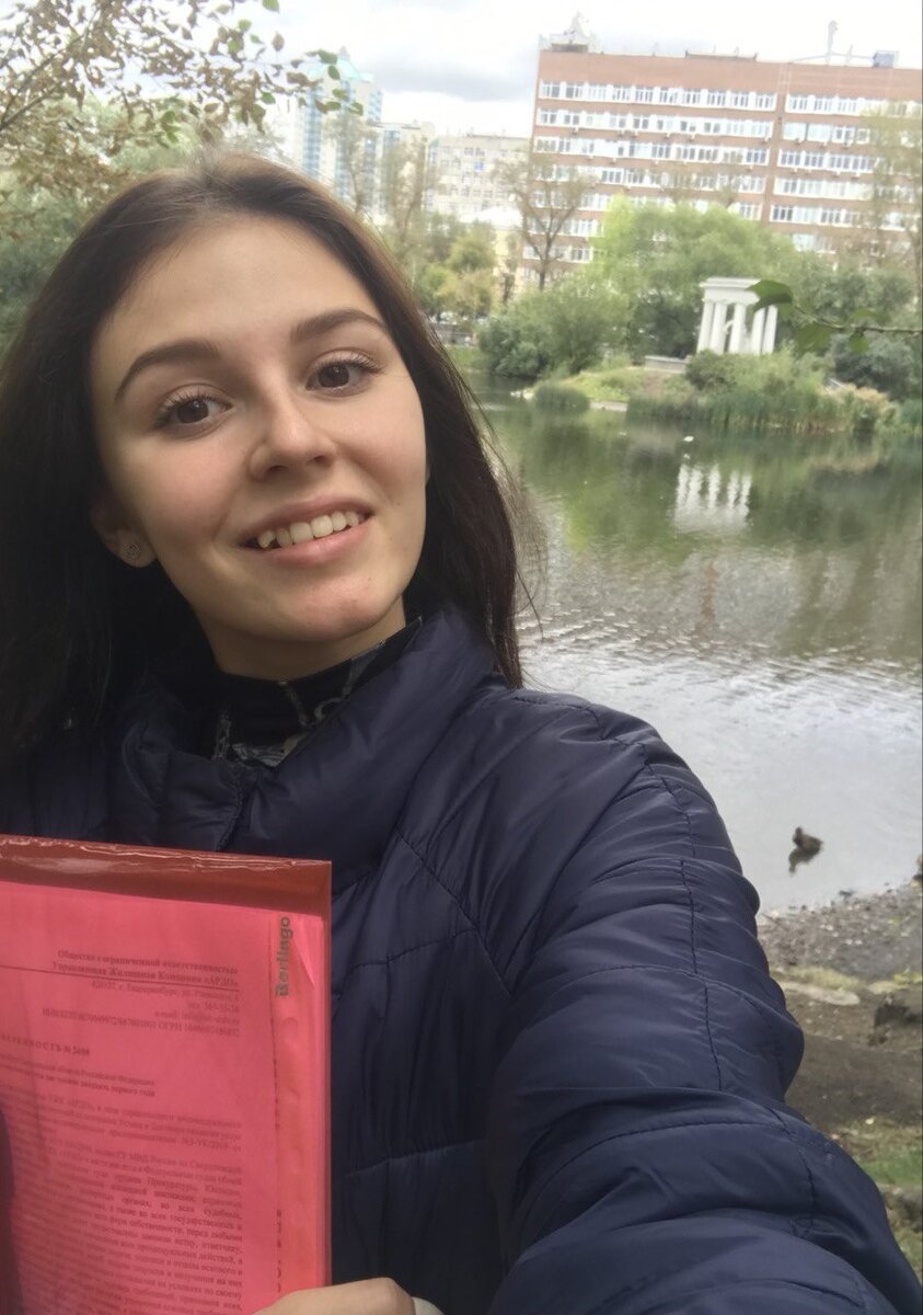 Это я иду с одного из первых своих судебных заседаний, также волновалась как любой обычный человек, но всё оказалось совсем не страшно. ( с папочкой документов, об этом дальше) 