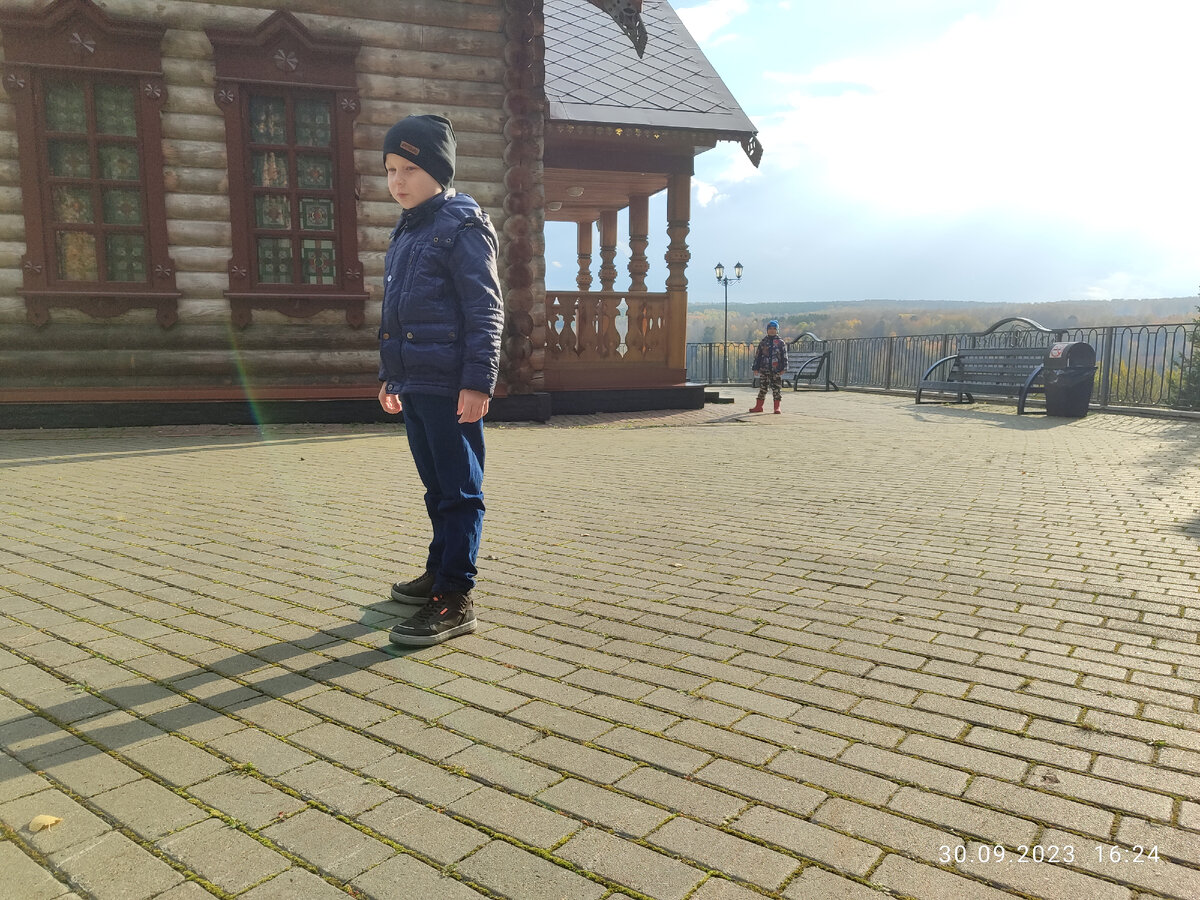 Паша и где-то там, на заднем плане, Вадим болтается