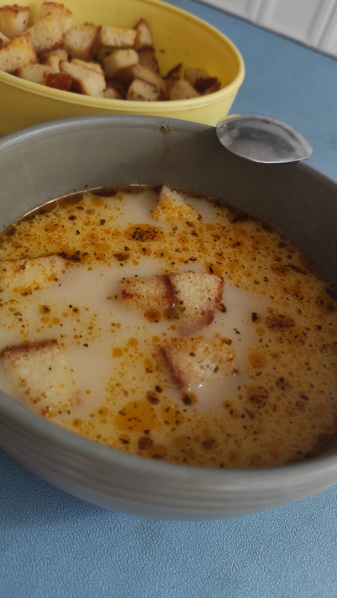 3л.воды, 200гр. плавленного сыра, 3 картофеля, 1 луковица, 1 морковь, 300гр.куриного филе, соль, перец, хмели сунели. + гренки (чесночные) 