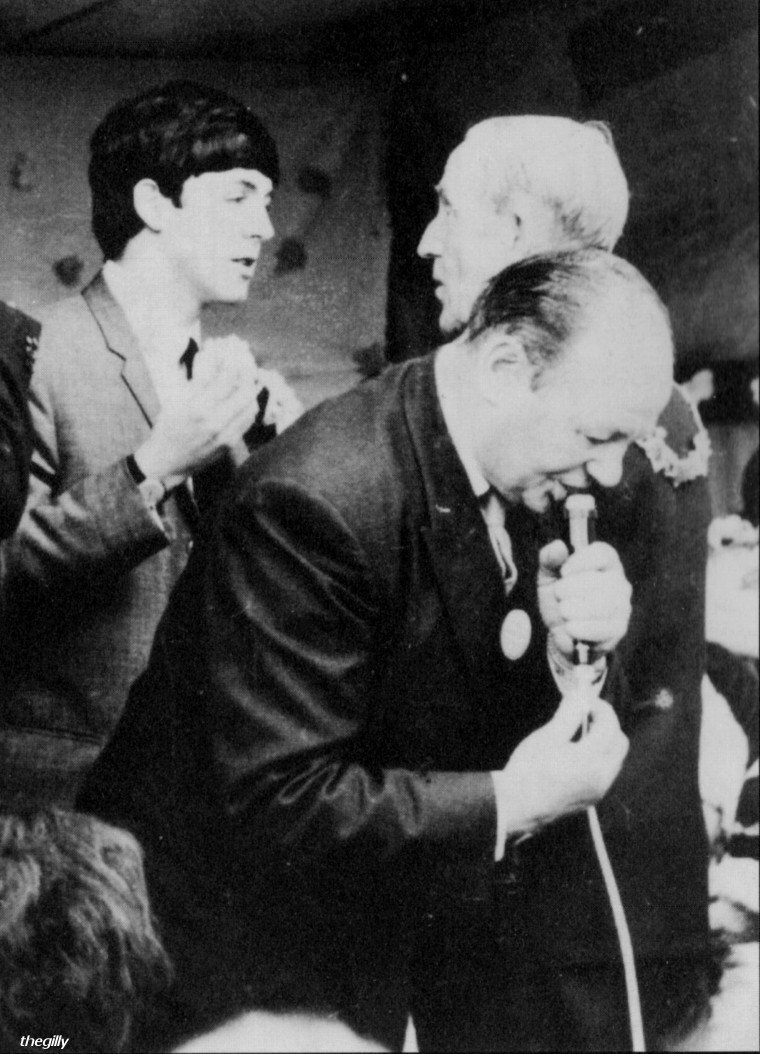 Пол и (с микрофоном) Том МакКензи, мэр города