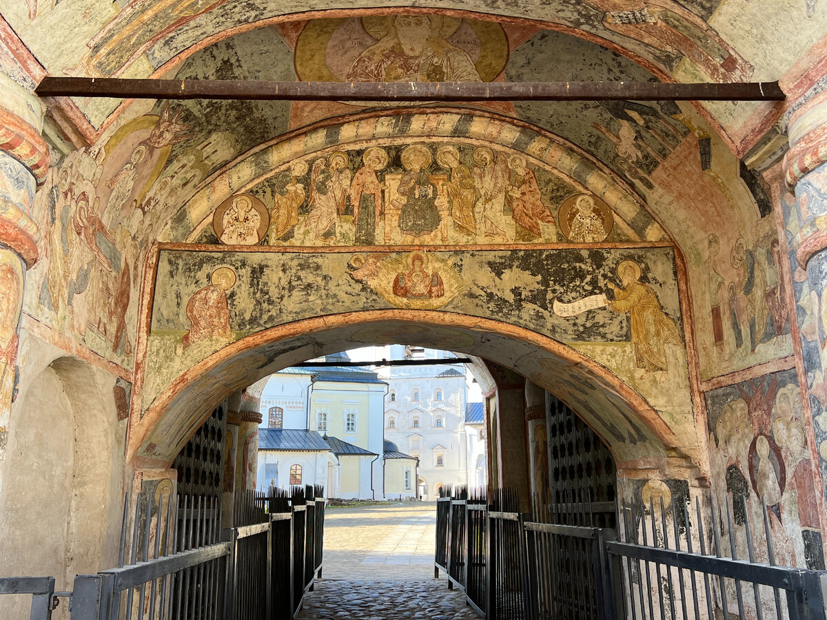 Кирилло-Белозерский монастырь, фрески в арках надвратной церкви. Фото автора