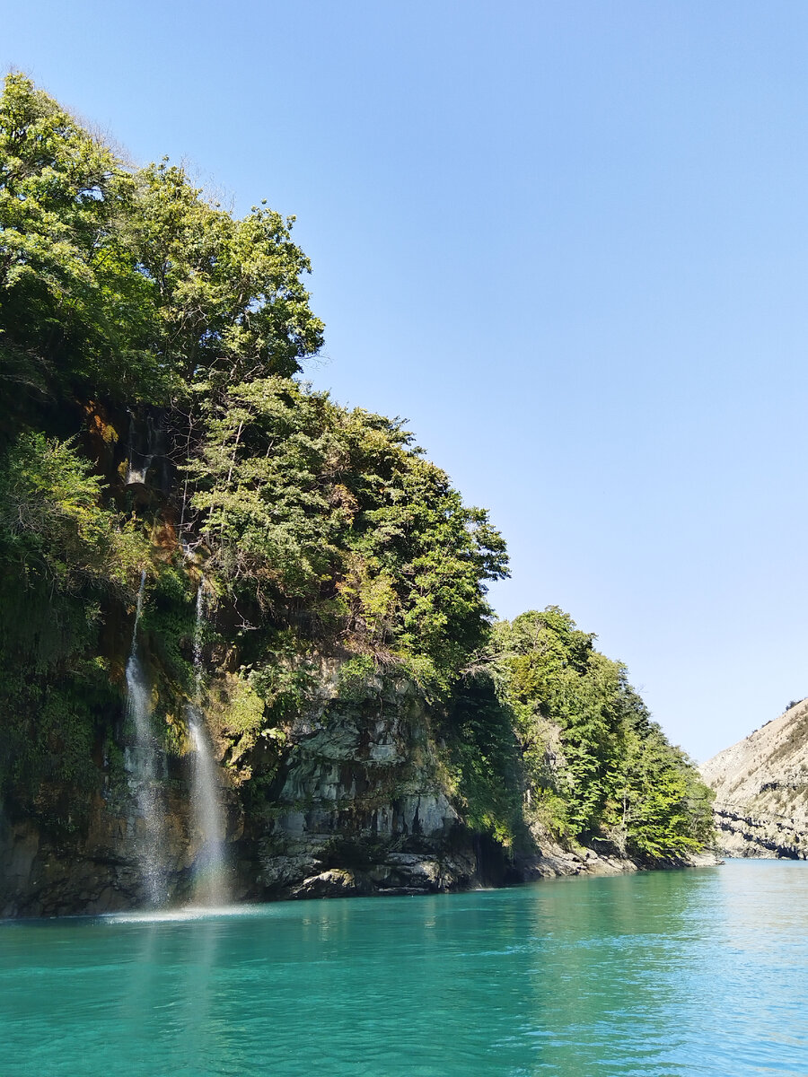 Плачущие водопады в Сулакском каньоне (фото сделано с катера)