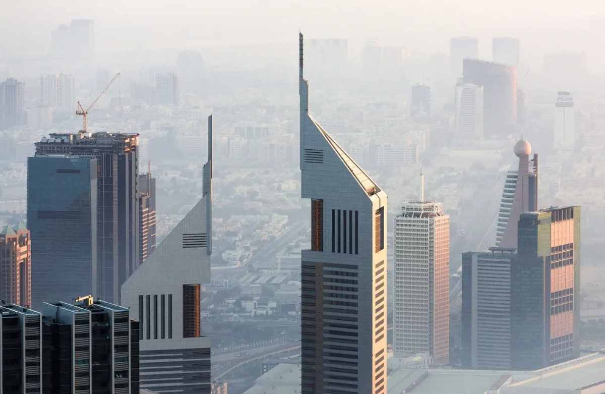 Край высокого здания. Крыша небоскреба. Вид с небоскреба. Небоскреб сбоку. Небоскребы вид с боку