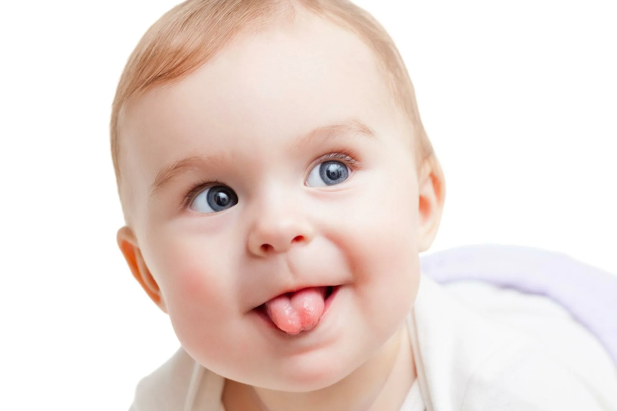 Малыш открывает рот. Дети на белом фоне. Лицо младенца. Ребенок с высунутым языком.