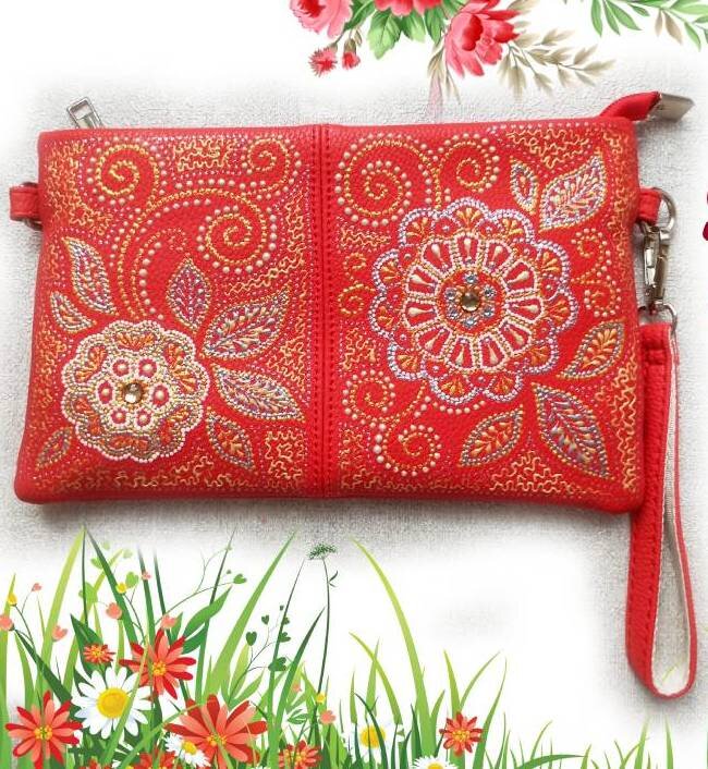 Небольшая сумочка, украшенная точечной росписью