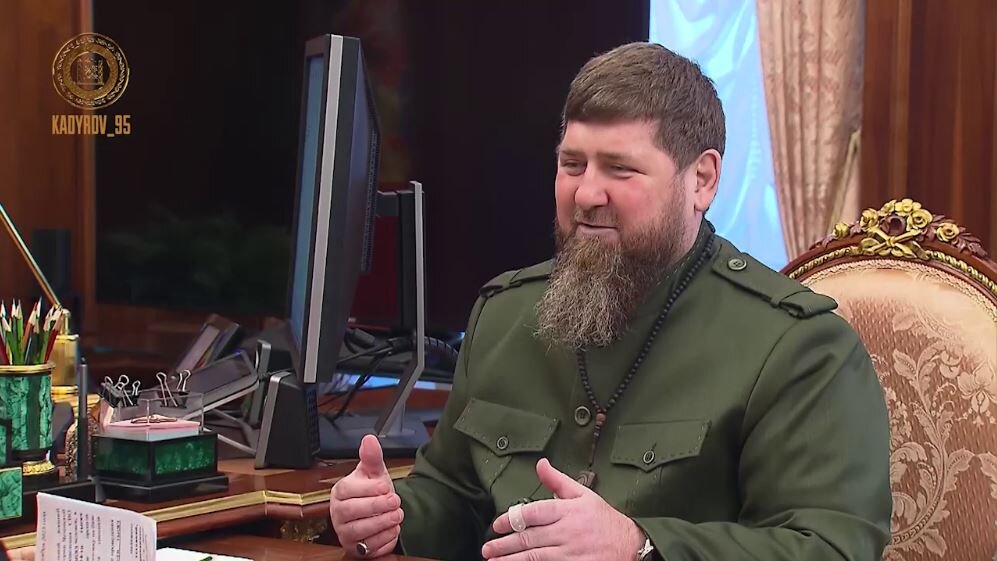 Глава Чеченской Республики Рамзан Кадыров, наверное, уже устал от того внимания, которое в последнее время приковано к его персоне. Но меньше его не становится.