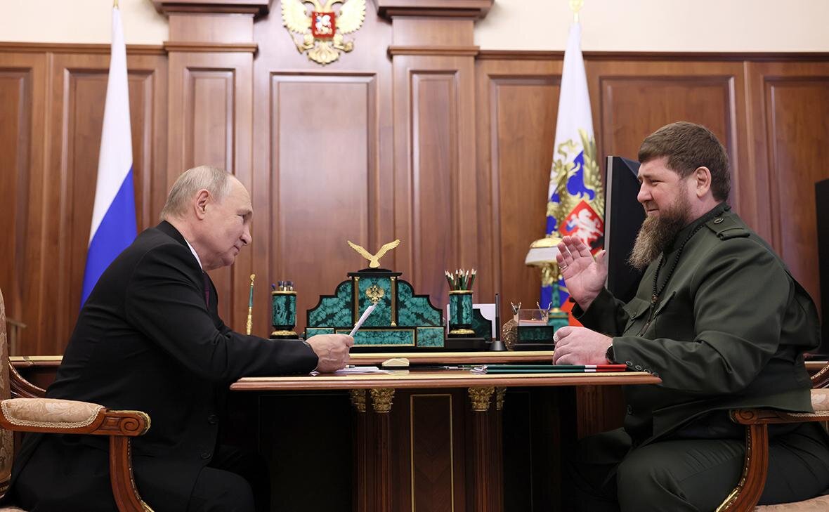 Глава Чеченской Республики Рамзан Кадыров, наверное, уже устал от того внимания, которое в последнее время приковано к его персоне. Но меньше его не становится.-2