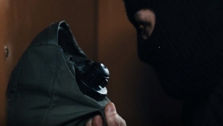 Плохие парни "сносят" дверь в номер Макса Фишера в фильме Ангел-хранитель. Кадр из боевика Ангел-хранитель.
