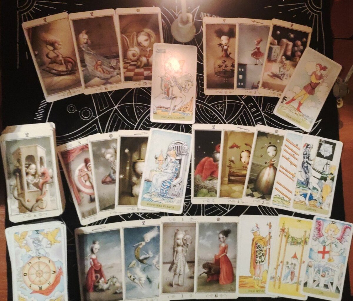 The Russian text is written in two languages and has an image of a man  holding a  Tarot spreads Tarot learning Tarot card meanings